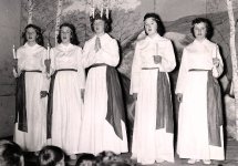 Linsells Lucia 1957 heter Ingegerd Sjöström. Tärnorna från vänster: Ing-Mari Bent, Ingrid Thunell, Eivor Jonsson och Gunhild Thunell.
