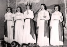 Linsells Lucia 1957 heter Ingegerd Sjöström. Tärnorna från vänster: Ing-Mari Bent, Ingrid Thunell, Eivor Jonsson och Gunhild Thunell.