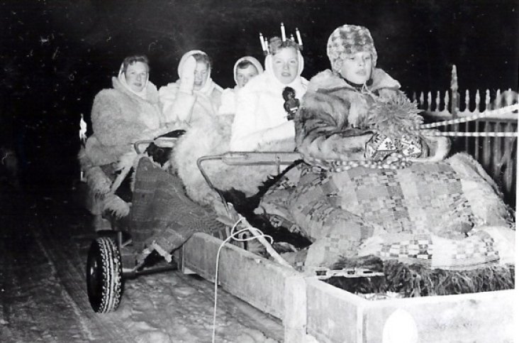 Lucia med följe i bistra vinterkvällen.