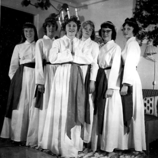 Lucia 1959: Ing Mari Bent. Tärnor från vänster: Annalisa Adeborg, Harriet Hammarström, Riita Kakko, Ragnhild Thunell, Margareta Thunell.
